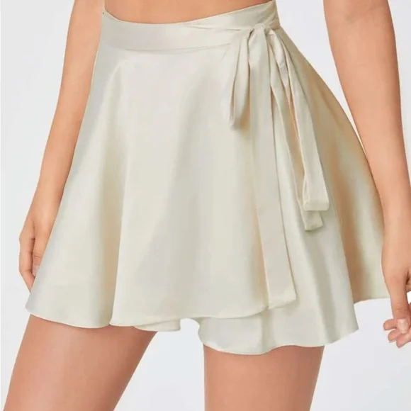 Ivory  satin skirt - Picture 3 of 3